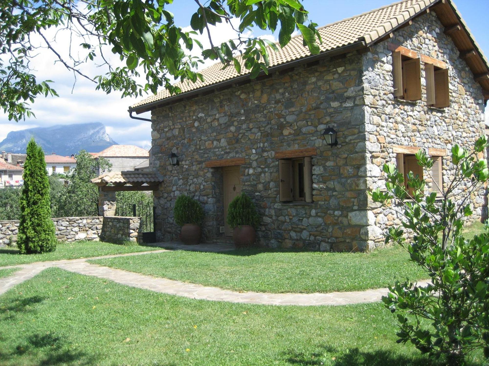 Casas Cleto - *