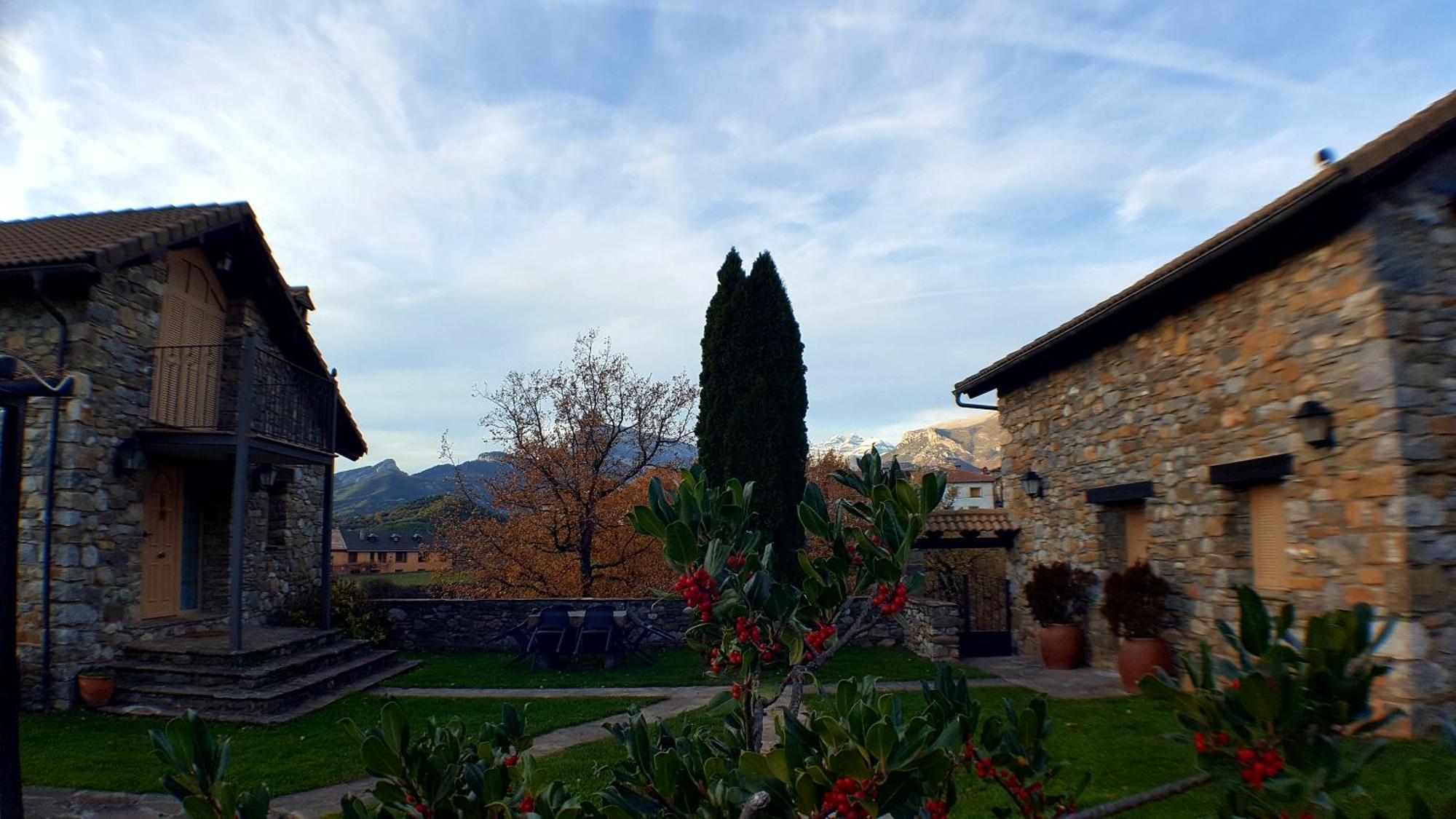 Casas Cleto - *